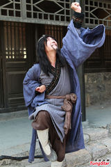 组图：赵毅《蓬莱八仙》演铁拐李逗笑众人