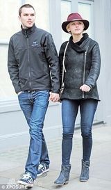 组图：劳伦斯与男友霍尔特恩爱出街 戒指秀甜蜜