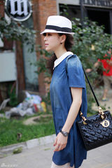 组图：张静初英伦系街拍 初秋牛仔复古风