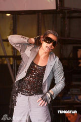 组图：郭富城玩转广东道 自称高空唱歌很浪漫 