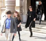 组图：道格拉斯患癌后暴瘦 携妻儿外出享天伦