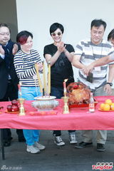 组图：曾志伟薛家燕扮肥姐 郑欣宜隔空寄思念