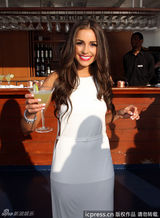 环球小姐奥利维亚庆生 大口吃蛋糕形象全无(图)