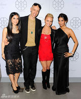 组图：海顿-潘妮蒂尔皮衣搭红色蕾丝短裙亮相