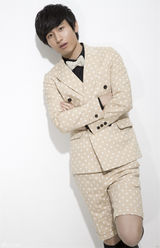 组图：成毅阳光写真时尚潮男波点控