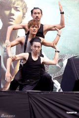 组图：吴克群新碟庆功会火爆 欲露腹肌答谢歌迷