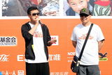 组图：佟大为与郑渊洁为公益领跑 运动装酷劲足
