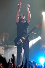 组图：摇滚乐队30 Seconds To Mars开唱震撼歌迷