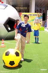 幻灯图：江若琳变身足球宝贝 否认与陈键锋交往