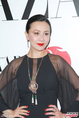 组图：刘嘉玲薄纱高开叉裙性感 谈梅姑遗物拍卖