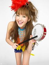 组图：佐佐木希玩变装秀 穿旗袍抱熊猫