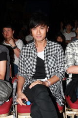 组图：郑丹瑞林珊珊开唱 感激林子祥叶德娴帮助