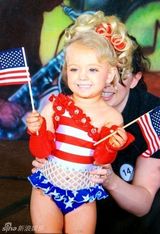 组图：3岁女童获近百选美冠军萌翻网友