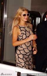 组图：帕里斯-希尔顿现身戛纳 鱼鳞裙装性感十足