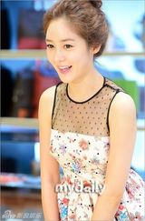 组图：韩星成宥利为品牌站台 透视短裙露酥胸