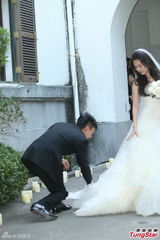 组图：张震大婚献吻娇妻 亲手为新娘提裙摆