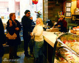 幻灯图集：茱莉和皮特带四个孩子郊游 享用午餐 