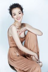 组图：刘梓娇曝光最新素雅写真 尽显轻熟女魅力