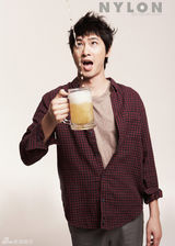 幻灯图集：姜志焕杂志照玩变身 调皮可爱喝啤酒