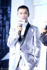 高清组图：黄晓明出席某活动 怀旧经典装出席