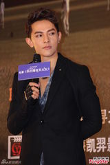 组图：汪东城戚薇相谈甚欢 新片演校园恋