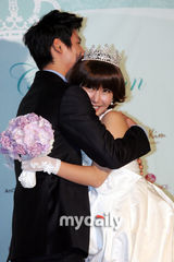 幻灯图：原SES成员Shoo与篮球选手林孝成举行婚礼