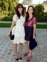 高清图：莉顿-梅斯特露穿肩礼服亮相巴黎时装周