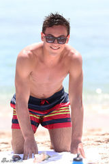 组图：英国跳水正太戴利海滩度假 身材略显发福