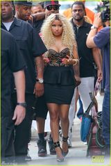 组图：麻辣鸡低胸爆乳拍MV 双球抢镜