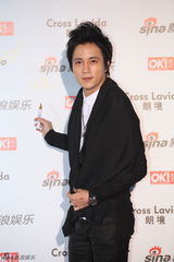 组图：薛之谦亮相街拍盛典黑白利落