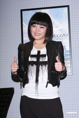 组图：戴爱玲十周年演唱会彩排 范逸臣现身探班打气