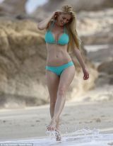 组图:真人秀女星比基尼兜巨波金蛇出浴身材曼妙