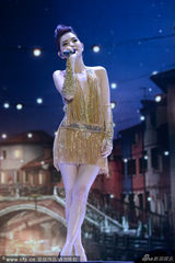 组图：SHE巡演人妻Ella尺度全开 深V裸背露美腿