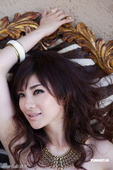 幻灯图：黄奕南非拍大片 轻松惬意享受生活