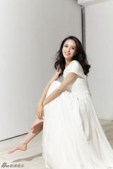 组图：佟丽娅全新白裙写真 夏日彰显清爽活力
