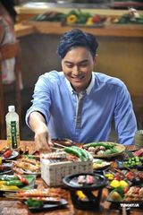 组图：张智霖发烧拍MV 大吃50串日式串烧