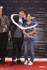 组图：Lollipop F为服饰代言 现场大跳“爱爱舞” 