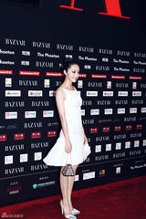 高清图：姚晨白裙清新手包惹眼 戴婚戒心情好