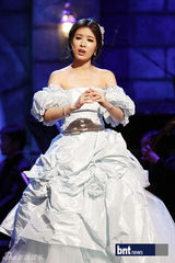 组图：孙浩英《歌剧明星》获胜 严智苑主持礼服抢眼