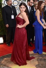 组图：阿芮尔-温特红色单肩礼服秀乳沟