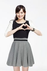 组图：江铠同校服裙出镜 展温婉甜美可爱气