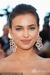 组图：C罗超模女友戛纳走秀展玉腿深沟