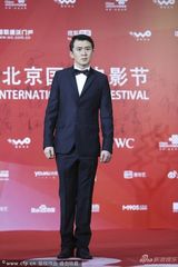 组图：郭家铭着西装搭配蝴蝶结现身红毯