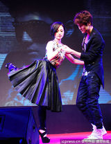 组图：吴克群阿娇(钟欣桐)不惧绯闻甜蜜牵手