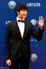 组图：韩星丁一宇帅气亮相华鼎红毯笑容亲切