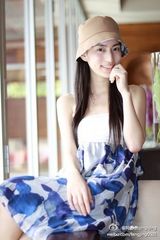 组图：疑似李亚鹏激吻女私照 容貌清纯可人