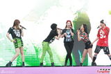 组图：香港巨蛋音乐节f(x)领衔冒台风献歌舞