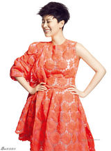 组图：海清低胸长腿登封面 展标准海式笑容