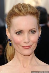 高清组图：奥斯卡红毯莱斯利-曼恩曳地蓝裙闪耀