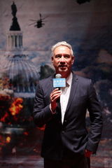 组图：《惊天危机》导演三毁白宫 秀水街买内衣